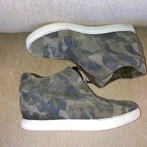 BLONDO Glenda Suede Camo Printed Waterproof Wedge Platform Sneakers Size 8.5